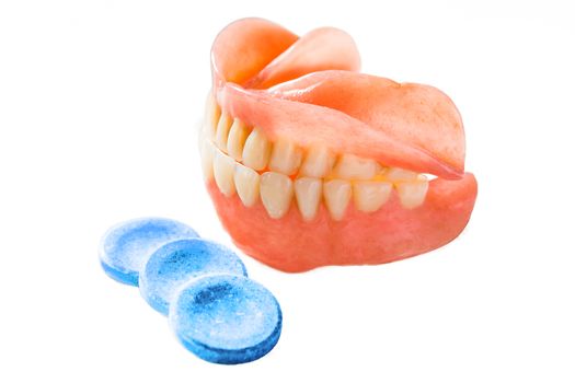 Tablets for cleaning of dental calculus settling on dental prostheses
