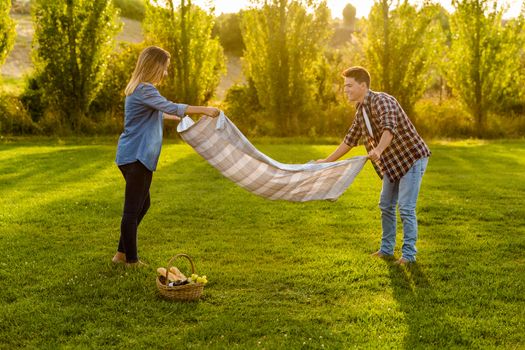 Happy couple getting ready for a picnic