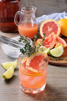 Muddled lime and thyme, combined with fresh grapefruit juice and delicious bourbon, it’s the perfect way to get the most out of those amazing grapefruits. This cocktail is refreshing, full of flavour and totally gorgeous – it’s the perfect cocktail to serve at any occasion