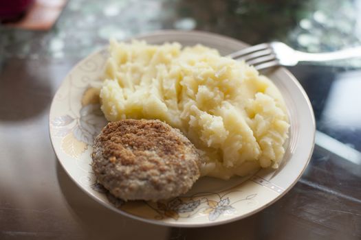Meat pattie with potato puree