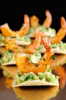 light snack of crisps with avocado filling and fried shrimp flavored with herbs.