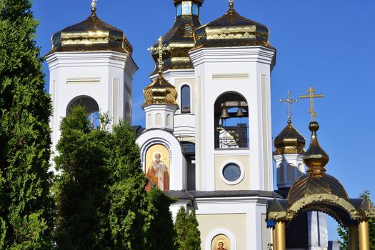 Golden domes Svyatogo Nikolaya Chudotvortsa in Chernigov.