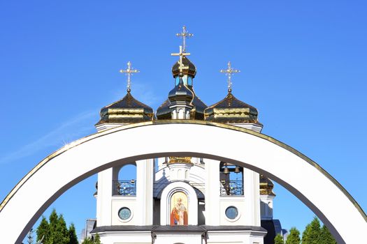 Golden domes Svyatogo Nikolaya Chudotvortsa in Chernigov.