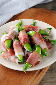 Stuffed pea pods with ricotta and Parma ham. Excellent option with low fat content. This is a wonderful, festive recipe for snacks.