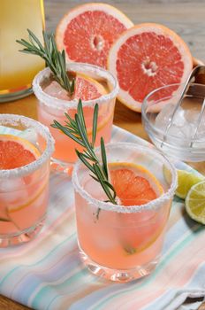 This magnificent cocktail of fresh pink Palomas will change the way you look at tequila. A festive drink is ideal for brunch, parties and holidays.