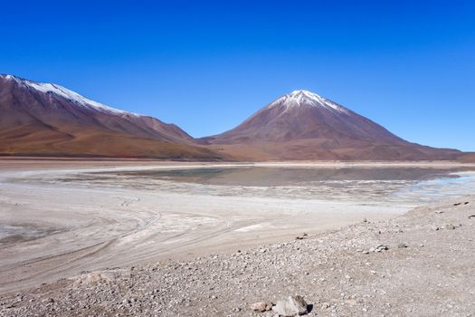 Clear altiplano laguna in sud Lipez reserva Eduardo Avaroa, Bolivia