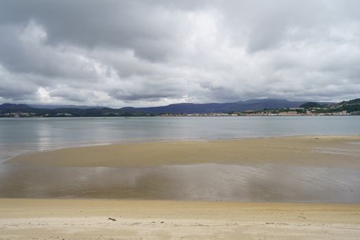The river becomes shallow due to the low tide, creates the impression that it is possible to cross it from Portugal to Spain. The river is the border between Portugal and Spain