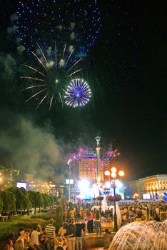 Cheerful and cheerful people celebrating a praznik for the most beautiful salute