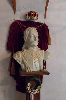 marble monument to the Polish king with a crown