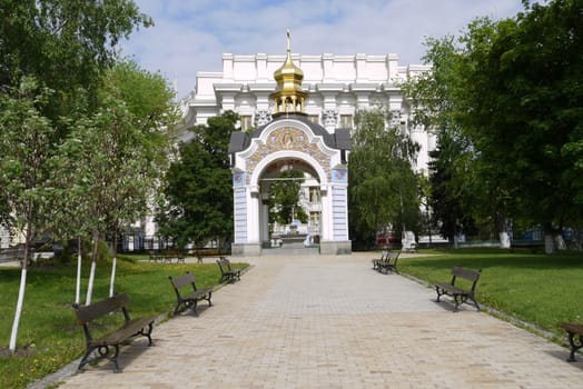 track in the park with standing along the benches leading to the arch with a dome