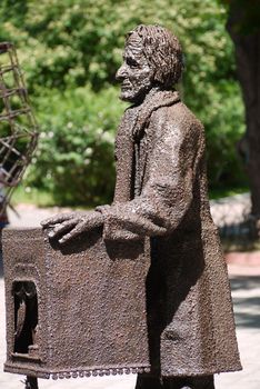 The monument to Pope Carlo is all covered with corrosion. This is the case with improper care