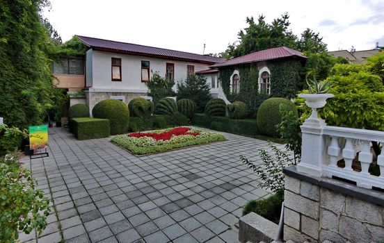 Geometrically cut the bushes near the house. In the form of cubes, balls and hearts