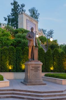 A monument to Heydar Aliyevich Aliyev to the Soviet and Azerbaijani state, party and political figures