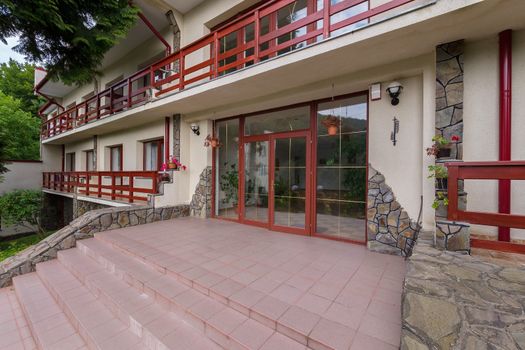 The central entrance to the hotel is white with red trim