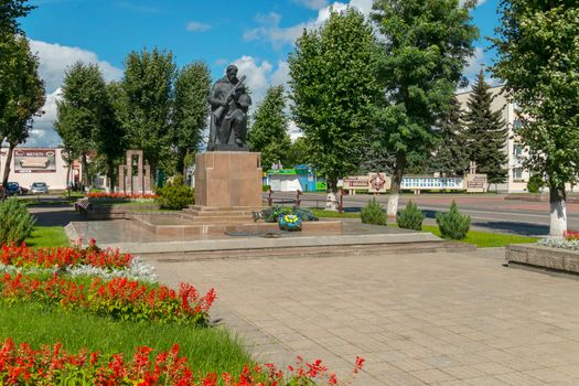 monument to an unknown soldier on the pedestal and flowers near him