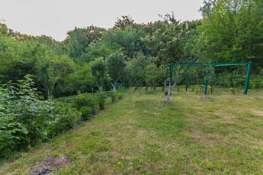 Nature, greenery and a few benches under a canopy. True, someone took off the roof