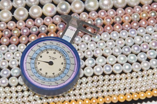 Caliber used to measure the diameter of the pearls