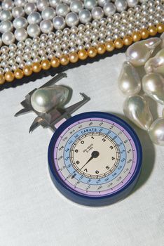 Caliber used to measure the diameter of the pearls