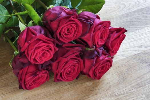 Red roses on wooden table