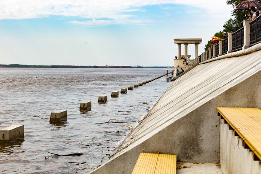 The level of the Amur river near Khabarovsk rose to 5 meters. Flooded the lower tier of the promenade.