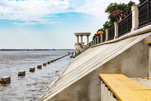 The level of the Amur river near Khabarovsk rose to 5 meters. Flooded the lower tier of the promenade.