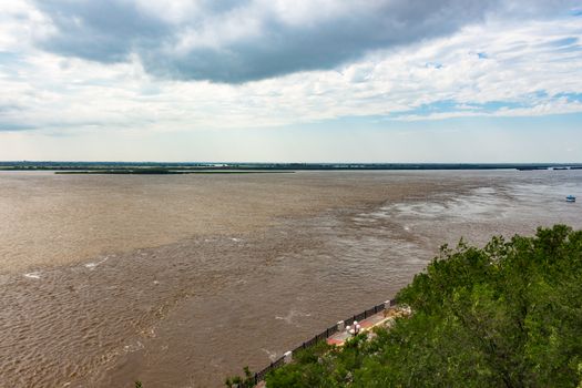 The level of the Amur river near Khabarovsk rose to 5 meters. Flooded the lower tier of the promenade.