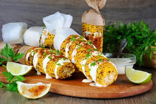 Delicious fried corn, grated with lime, poured with sauce and seasoned with spicy spices. Indian and Mexican style.