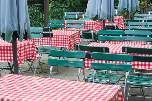 A tavern, restaurant, tables with red checkered Tisdecke and chairs
