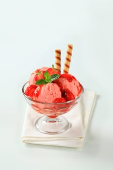 Ice cream sundae with fresh strawberries