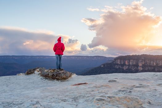 Looking out over the Blue Mountains and Jamison Valley from the escarpment plateau of Kings Tableland