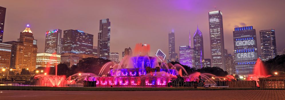 Buckingham Fountain and the Chicago, Illinois skyline at night.