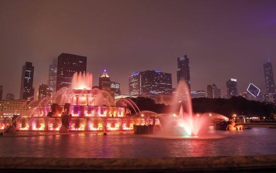 Buckingham Fountain and the Chicago, Illinois skyline at night.