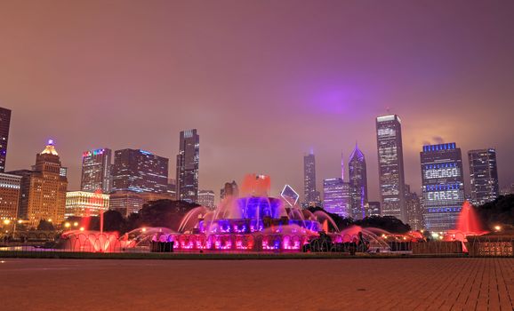 Buckingham Fountain and the Chicago, Illinois skyline at night.