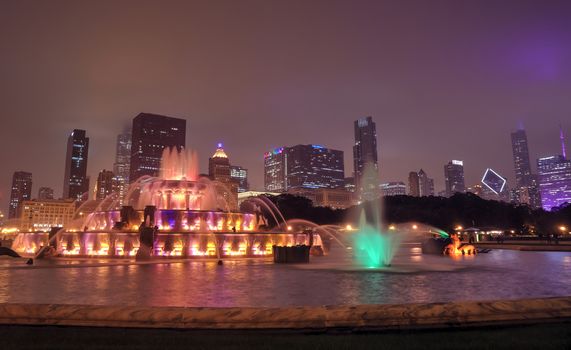 Buckingham Fountain and the Chicago, Illinois skyline at night.