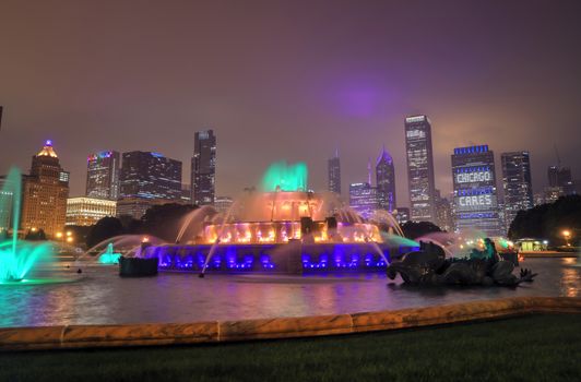 Buckingham Fountain and the Chicago, Illinois skyline at night.