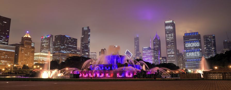 Buckingham Fountain and the Chicago, Illinois skyline at night.