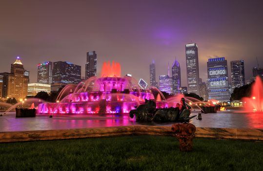 Buckingham Fountain and the Chicago, Illinois skyline at night.