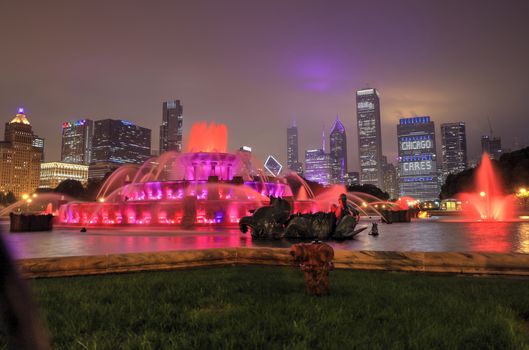 Buckingham Fountain and the Chicago, Illinois skyline at night.