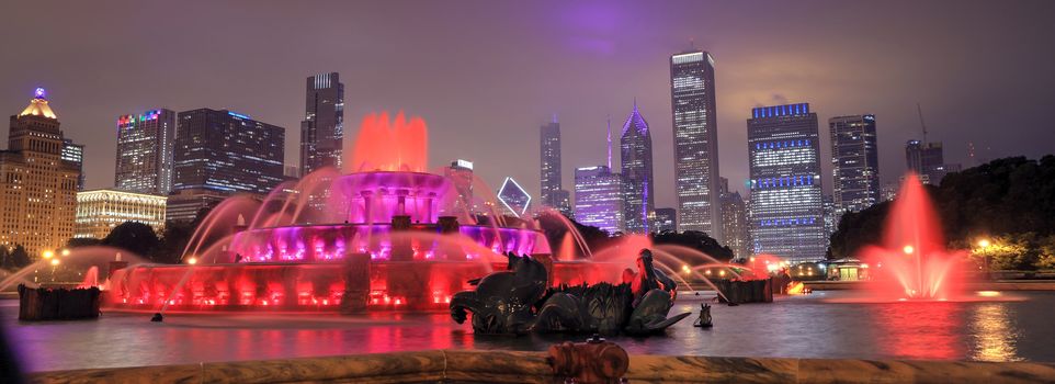 Buckingham Fountain and the Chicago, Illinois skyline at night.