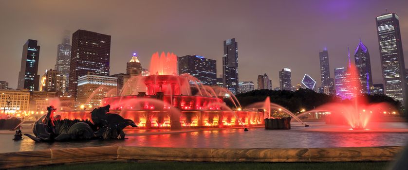 Buckingham Fountain and the Chicago, Illinois skyline at night.