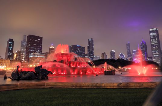 Buckingham Fountain and the Chicago, Illinois skyline at night.