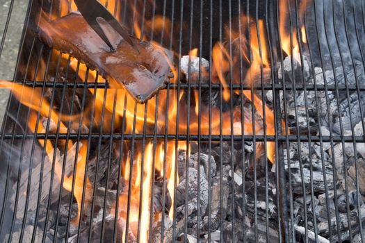 Preparing the barbecue grid for tasty meat