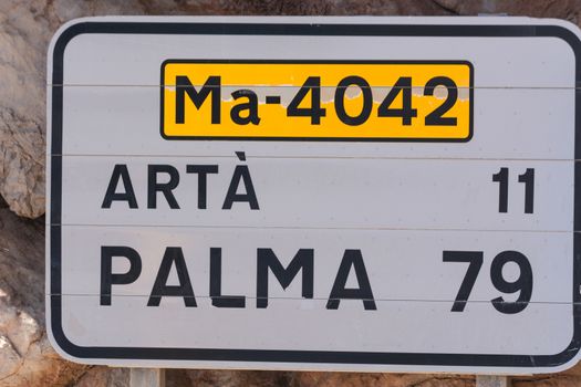 Road sign in Spain. Give the distance to the places Arta and Palma. Recording in Mallorca, Spain. Caption in Spanish.