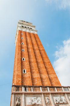 Vue en contre-plongée du campanile de la place Saint-Marc à Venise