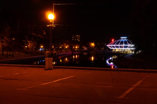 Night city landscape. City ponds Khabarovsk in the light of lanterns, which are reflected in the water.