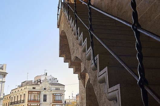 The juries of Valencia entrusted the construction of the Towers to the maestro Pere Balaguer, who was inspired by other Gothic doors, with polygonal towers, such as the Poblet monastery's Puerta Real, influenced by the Genoese architectural style, or the San Miguel de Morella.