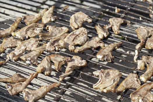 Chuletas asadas a la parrilla, detalle de carne de ternera asada con carbón, comida sana