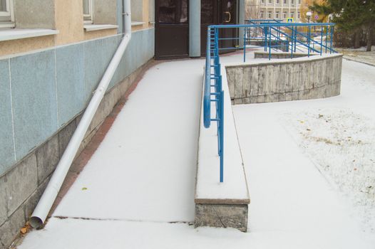 The ramp is covered with the first snow installed for the movement of people with disabilities at any time of the year.
