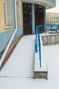 The ramp is covered with the first snow installed for the movement of people with disabilities at any time of the year.