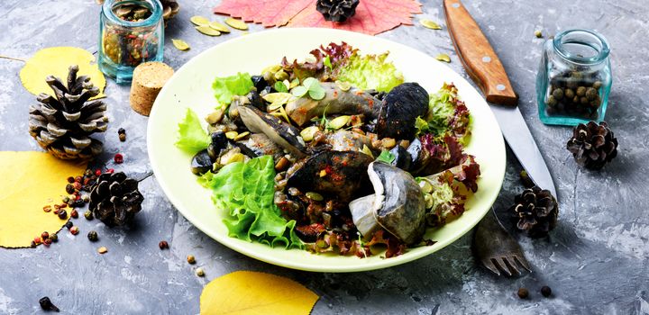 Autumn salad with wild mushrooms and lettuce